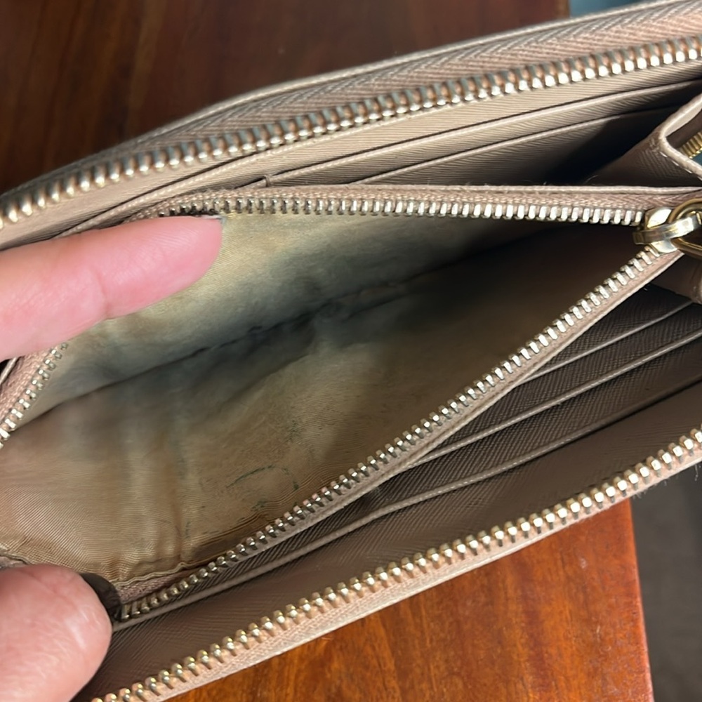 Project/rehab/fixer Prada beige Saffiano leather wallet with zipper. - Picture 16 of 16